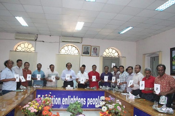 জবিতে 'জয়তু বঙ্গবন্ধু' বইয়ের মোড়ক উন্মোচন করলেন উপাচার্য ।।