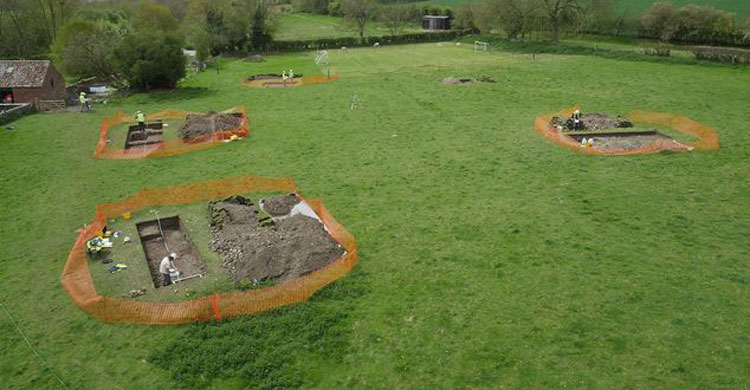 যুক্তরাজ্যে বাগান খুঁড়ে ২ হাজার বছরের প্রাচীন নিদর্শন ।।