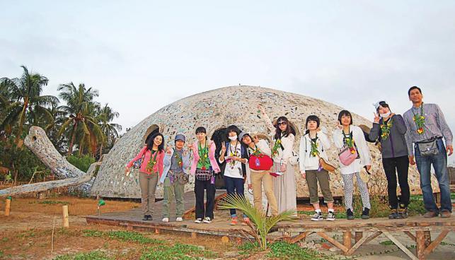 বিশ্বের সবচেয়ে বড় কচ্ছপের ভাস্কর্য তৈরি করা হয়েছে মারমেইডে ।।