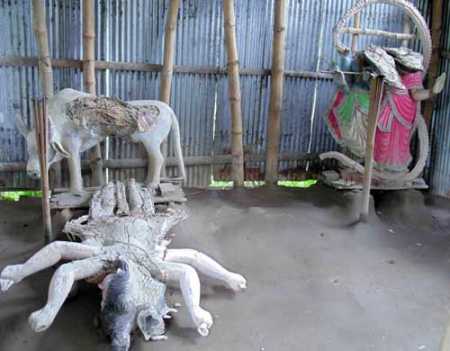 লালমনিরহাটে প্রতিমা ভাঙচুর ।।