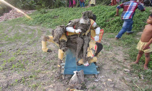 শরীয়তপুরে প্রতিমা ভাংচুর করে পালিয়েছে দূর্বৃত্তরা ।।