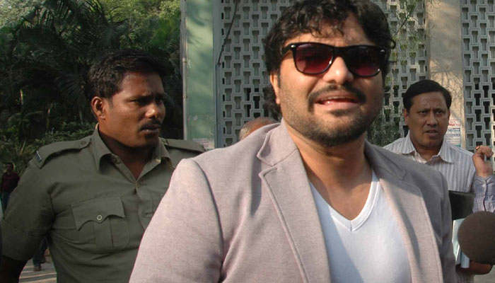 মদ্যপ যুবককে দৌড়ে ধরলেন ভারতীয় কেন্দ্রীয় প্রতিমন্ত্রী বাবুল সুপ্রিয় ।।