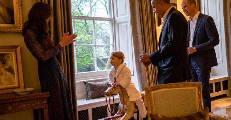 ব্রিটেনের ছোট্ট রাজকুমারের সঙ্গে ওবামা এবং মিশেল ওবামা ।।