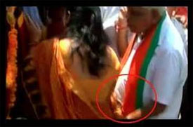 সোশ্যাল মিডিয়ায় ছড়িয়ে পড়েছে বিজেপি দলীয় সাংসদ বাবুলাল গৌড়ের নোংরামি ।।