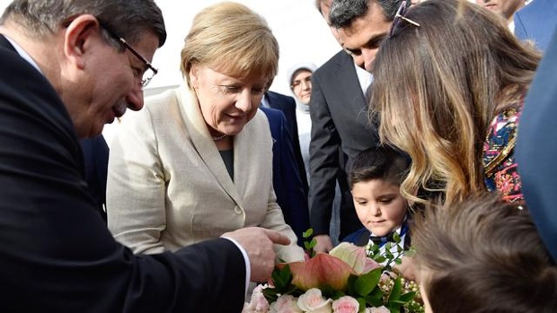 তুরস্কের শরণার্থীশিবির পরিদর্শনে আঙ্গেলা ম্যার্কেল ।।