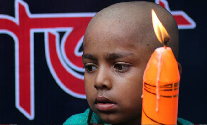 বাবা-মা হত্যার বিচার দাবিতে শিশুদের মোমবাতি প্রজ্জ্বলন ।।