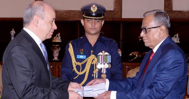 রাষ্ট্রপতির কাছে নতুন চার রাষ্ট্রদূতের পরিচয়পত্র পেশ ।।