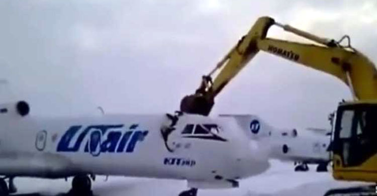 চাকরি হারিয়ে ক্ষোভে বিমান ধ্বংস করল এক বিমানকর্মী