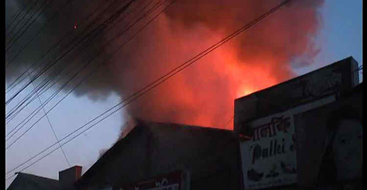 চাঁদপুরে শহরে হকার্স মার্কেটে ভয়াবহ আগুন ।।