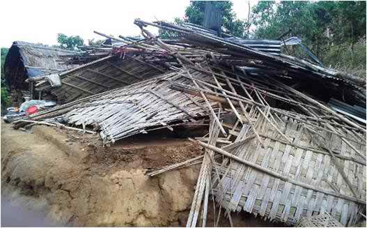 কুড়িগ্রামে ঘূর্ণিঝড়ে সহস্রাধিক ঘর-বাড়ি লণ্ডভণ্ড ।। আহত প্রায় অর্ধশতাধিক