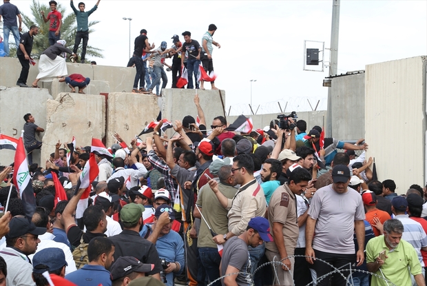 ইরাকে পার্লামেন্টে বিক্ষুব্ধ শিয়ারা ।।