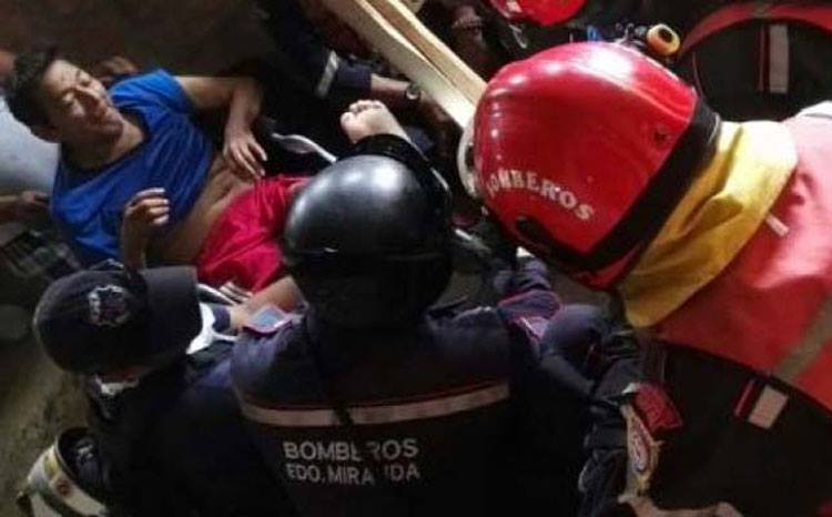 ধ্বংসস্তুপের নিচে থেকে ২সপ্তাহ পর ৭২ বছর বয়সী বৃদ্ধ উদ্ধার ।।