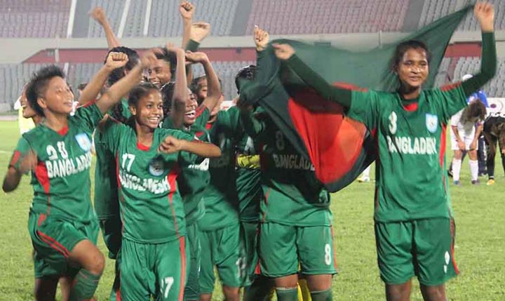 তাজিকিস্তানদের হারিয়ে ফাইনালে বাংলাদেশের মেয়েরা ।।