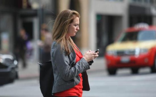 জার্মানিতে স্মার্টফোন ব্যবহারকারীদের জন্য রাস্তাতেই বসানো হয়েছে  ট্রাফিক লাইট ।।