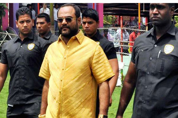 স্বর্ণের শার্ট বানিয়ে গিনেজ ওয়াল্ড বুকে নাম লেখালেন ভারতীয় রাজনীতিবিদ পংকজ পরখ ।।