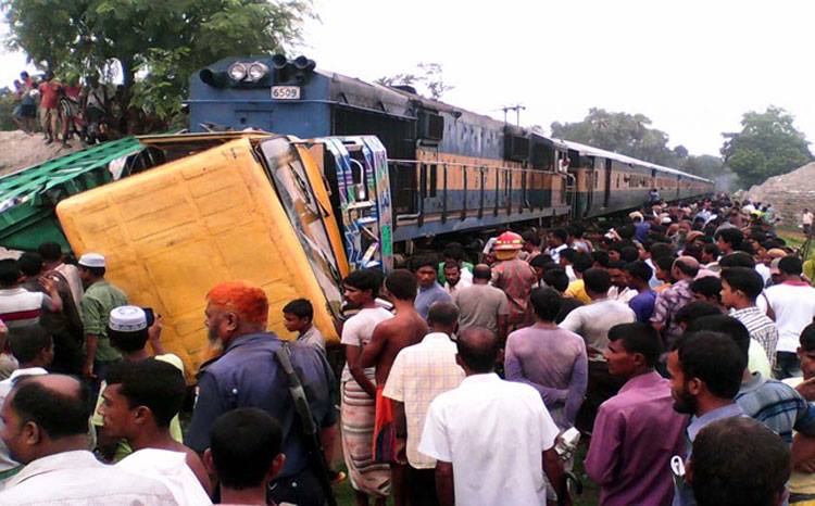 বঙ্গবন্ধু সেতুপূর্ব-ঢাকা মহাসড়কে ট্রেন ও ট্রাকের সংঘর্ষ, নিহত ২,আহত ১ ।।