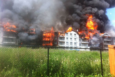 দাবানলের কারণে কানাডার ম্যাকমারেতে জরুরি অবস্থা জারি।।