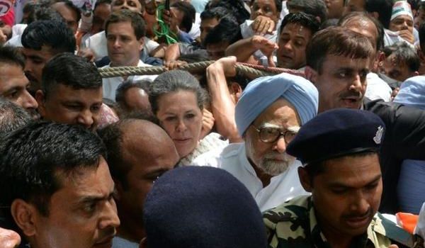 দিল্লীতে গনতন্ত্র রক্ষায় কংগ্রেসের পার্লামেন্ট ঘেরাও কর্মসূচি ।। সোনিয়া-রাহুল-মনমোহন আটক