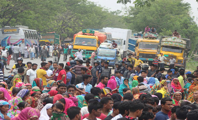 বকেয়া বেতন-ভাতার দাবিতে ঢাকা-সিলেট মহাসড়ক অবরোধ