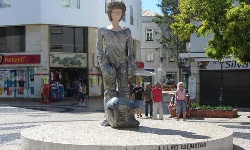 পর্তুগালে সেলফিরবাজদের চাপে ভেঙে পড়ল ঐতিহাসিক মূর্তি।।