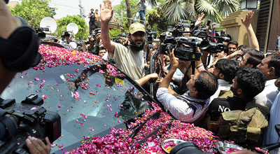 ৩ বছর পর ছেলেকে কাছে পেলেন পাকিস্তানের সাবেক প্রধানমন্ত্রী ইউসুফ রাজা গিলানি ।।