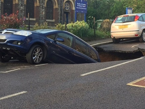 হঠাৎ লন্ডনের রাস্তায় মস্ত বড় এক গর্ত।।