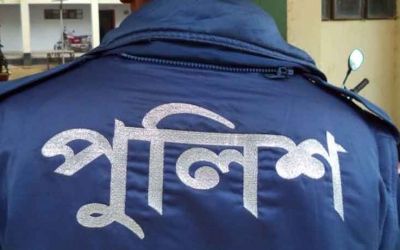 ওসির ওপর ক্ষোভ প্রকাশ করতে গিয়ে নিজের হাতেই গুলি করল পুলিশ সদস্য…