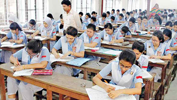 ঘূর্ণিঝড়ের কারনে আগামিকাল রোববারের এইচএসসি ও সমমানের পরীক্ষা পিছানো হয়েছে.