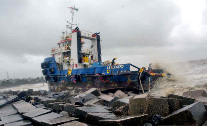 দিক হারিয়ে চরে আটকা ইন্দোনেশিয়ার জাহাজ