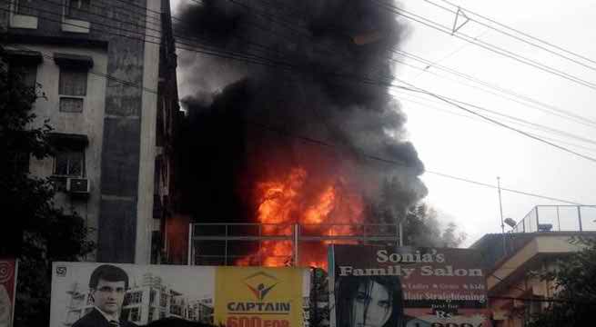 শহর কলকাতায় আবারও গুলি-বোমা : পার্কসার্কাস মোড়ে দুষ্কৃতীদের তাণ্ডব।।