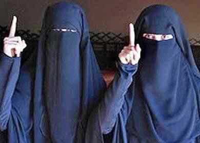 দুই মেয়ে চলে গেছে আইএস ক্যাম্পে, বাকি দু’জনকে আঁকড়ে ধরে বাঁচার চেষ্টায় আছেন এক মা।।