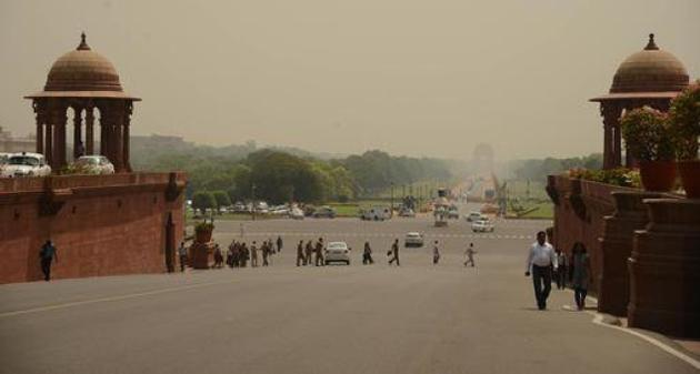 রাজধানি দিল্লির প্রাণকেন্দ্র বিজয় চকে নিরাপত্তা বেষ্টনীর মধ্যই হানা, আক্রান্ত পুলিশ
