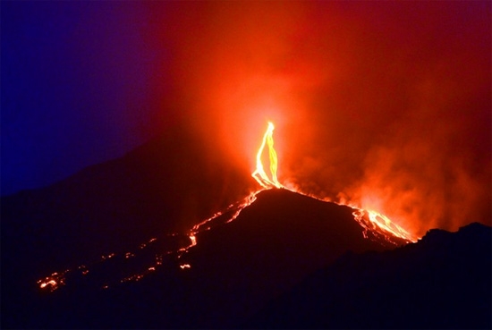 ফের লাভা বের হচ্ছে ইতালির আগ্নেয়গিরিতে ...