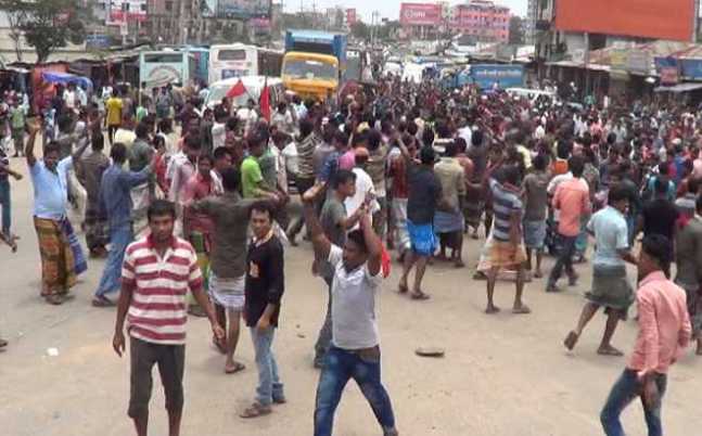 শ্রমিকদের বকেয়া বেতনের দাবিতে গাজীপুরে সড়ক অবরোধ।।