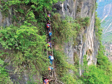 বিশ্বনেতা হওয়ার দাবিদার গনচিনের আটুলিয়েরে প্রাণ হাতে নিয়ে স্কুলে যেতে হয় শিশুদের....