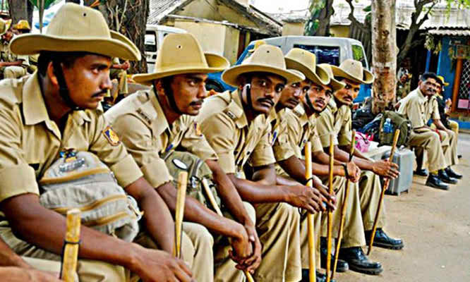 পুলিশ সদস্যদের অভিনব প্রতিবাদ ।। ভারতে গণ ছুটিতে কর্নাটক রাজ্যের ৫০ হাজার পুলিশ....