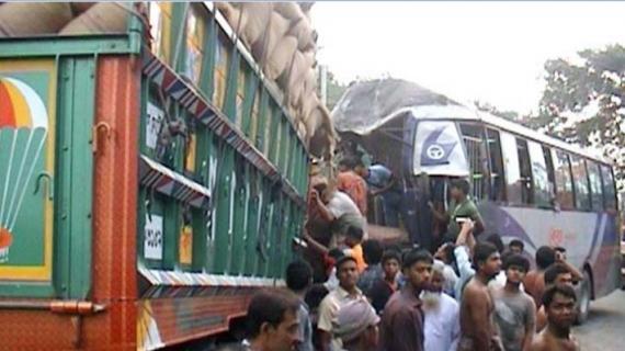 আশুলিয়ায় বাস-ট্রাক সংঘর্ষে নারীসহ নিহত ২,আহত ২৫।।