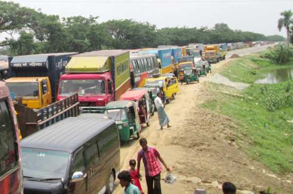 ঢাকা-চট্টগ্রাম মহাসড়কে ৪০ কিলোমিটার যানজট: দুর্ভোগে যাত্রীরা ।।