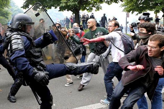 ধর্মঘটে বিধ্বস্ত ফ্রান্স; প্রেসিডেন্ট ওঁলাদের সংস্কার কর্মসূচি থেকে সরে না আসার ঘোষণা।।
