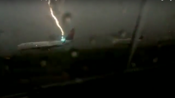 বিমানবন্দরে থেমে থাকা বিমানের উপর বজ্রপাত!
