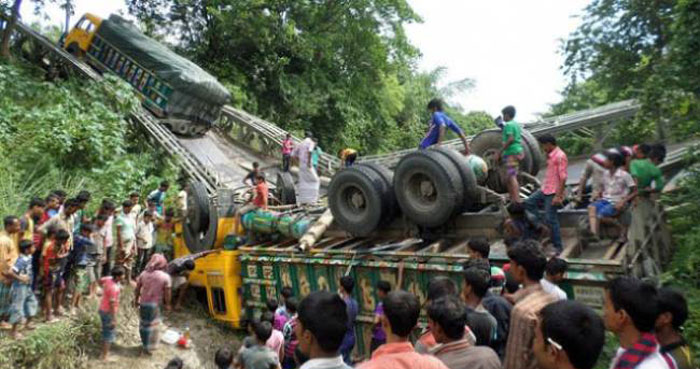 রাজশাহী-চাঁপাইনবাবগঞ্জ মহাসড়কে বেইলি ব্রিজ ভেঙ্গে ট্রাক খাদে ......