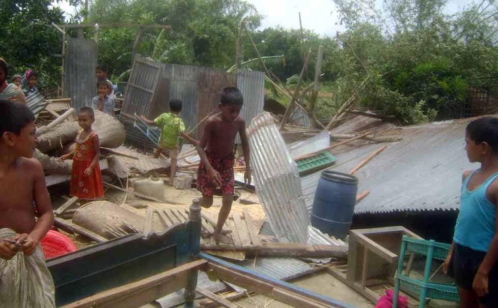 গতকাল সন্ধ্যায় সাতক্ষীরার শ্যামনগরে আকস্মিক টর্নেডোর আঘাত ।। নিহত দুই সঙ্গে ব্যাপক ক্ষয়-ক্ষতি ...