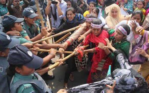 পুলিশের কাজে বাধা দেওয়ায় ১৪০০ নার্সের বিরুদ্ধে মামলা।।