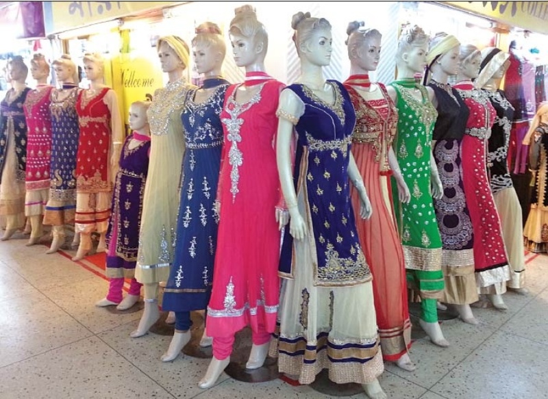 আসন্ন ঈদ উপলক্ষে নতুন পোশাক সম্ভারে ভারতীয় পোশাকের একচেটিয়া দাপট.....