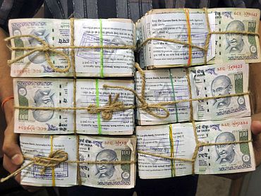 চট্টগ্রামে জব্দ করা প্রায় পৌনে তিন কোটি ভারতীয় রুপিই জাল : ফরেনসিক রিপোর্ট পেশ করল সিআইডির