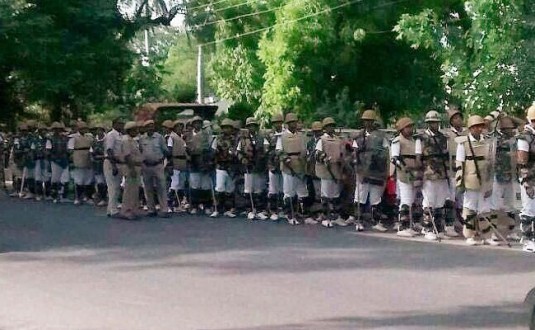 একটি পার্ককে দখলমুক্ত করতে ভারতের মথুরা শহর রনক্ষেত্র ।। এসপিসহ নিহত ২৪