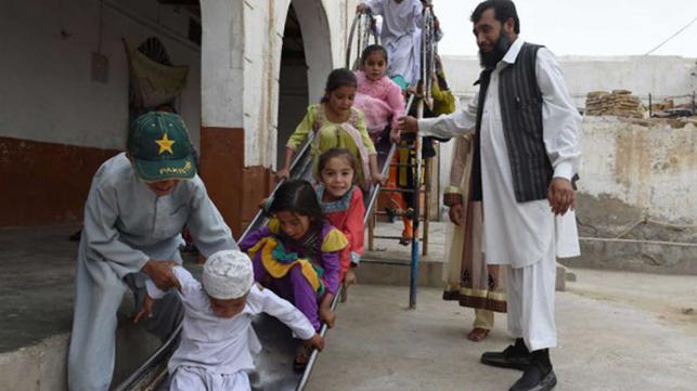 শত সন্তানের পিতা হওয়ার প্রত্যাশায় পাকিস্তানের সরদার জান মোহাম্মদ খিলজি চতুর্থ স্ত্রীর সন্ধানে......