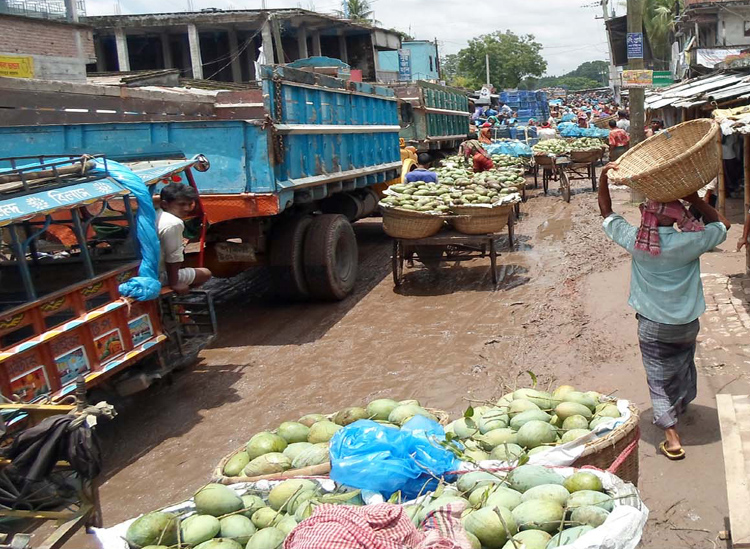 আম বেচা-কেনার জন্য চাঁপাইনবাবগঞ্জের কানসাটে সোনামসজিদ বন্দরের সংযোগ সড়কে সৃষ্ট যানজট নিরসনে সভা.....