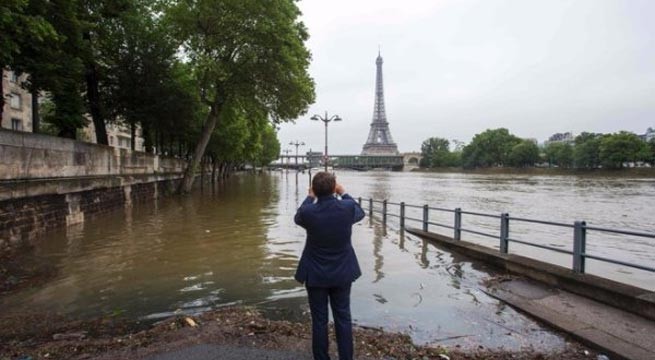 বন্যায় প্যারিসের সিন নদীর জল বিপদসীমা অতিক্রম ।। স্বাভাবিকের চেয়ে ১৮ ফুট উঁচু জলোচ্ছ্বস....