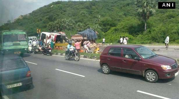 ভারতে সড়ক দুর্ঘটনায় ১৭ জন নিহত আহত ৩৩ জন ।।